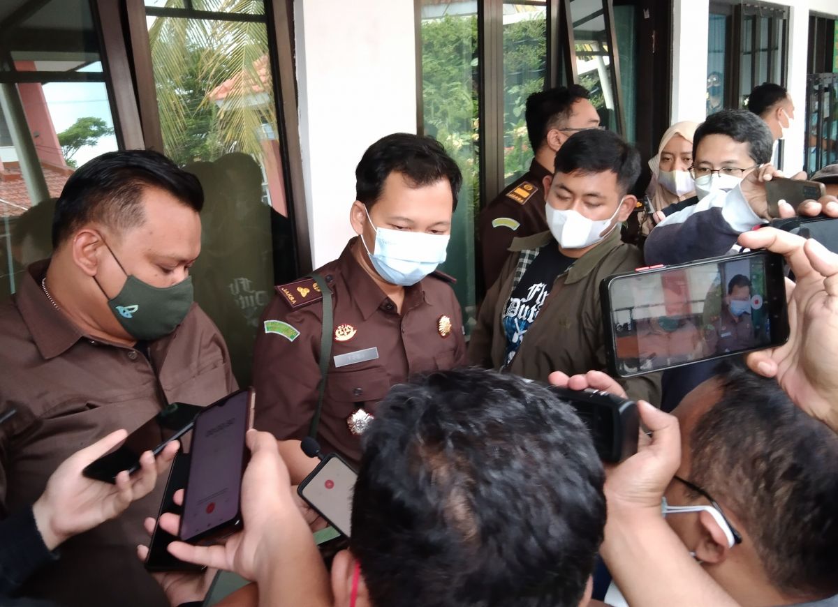Kasi Intel Kejari Kota Batu Edi Sutomo saat memberikan keterangan usai sidang di PN Malang. (Foto: Galih Rakasiwi/jatimnow.com)