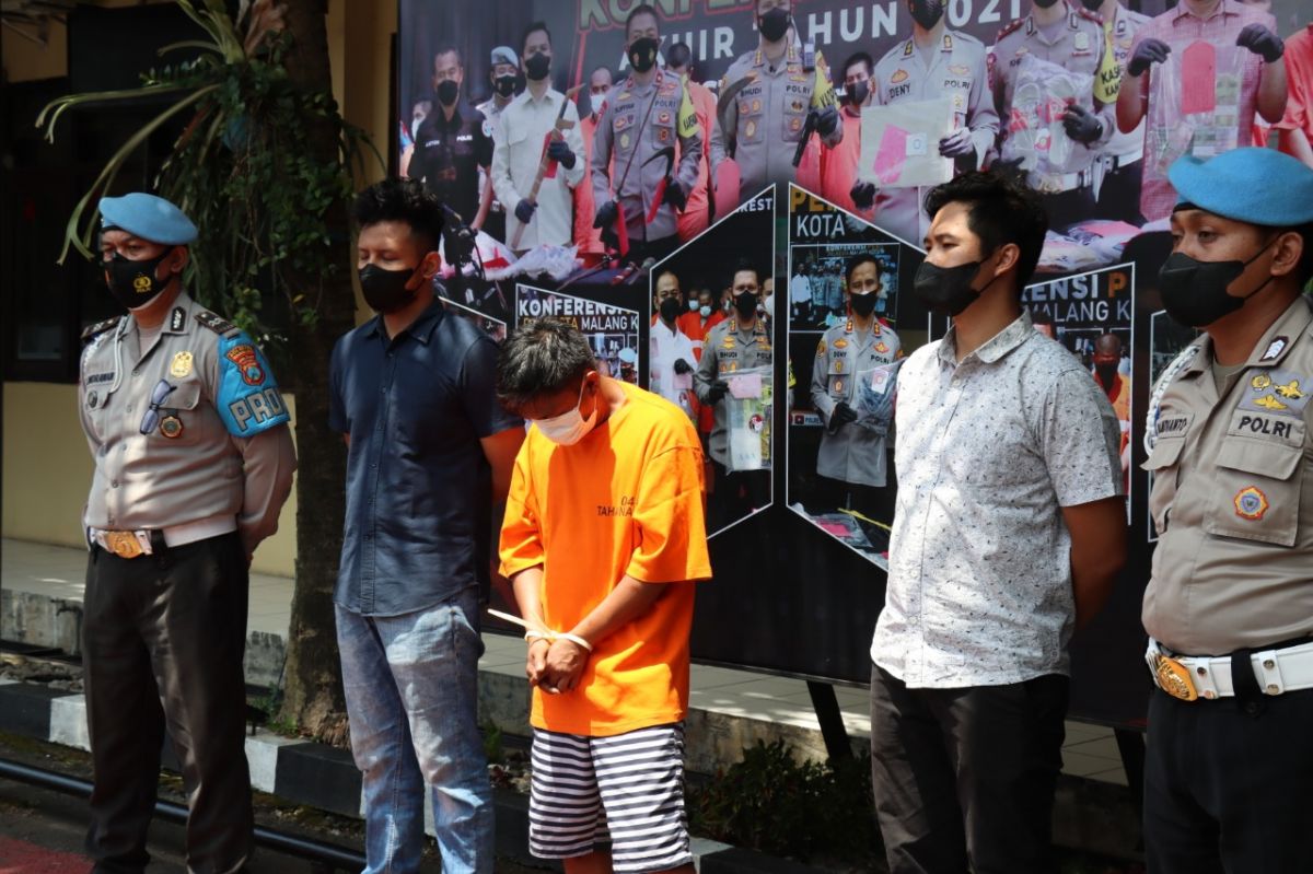 Tersangka judi sabung ayam saat rilis di Mapolres Malang Kota. (Foto: Galih Rakasiwi/jatimnow.com)