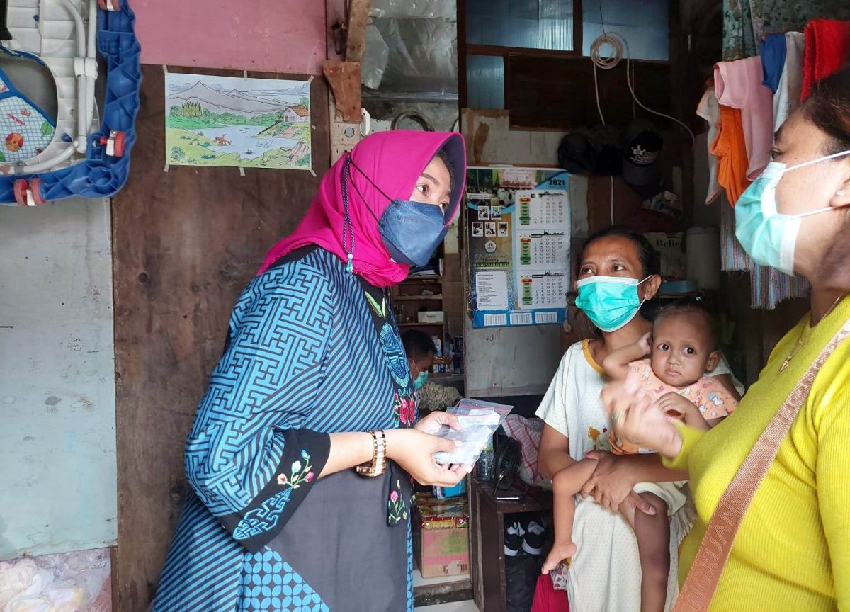 Kadinsos Surabaya Anna Fajriatin saat bertemu dengan bayi berkelamin ganda di Surabaya. (Foto: Ni'am Kurniawan/jatimnow.com)