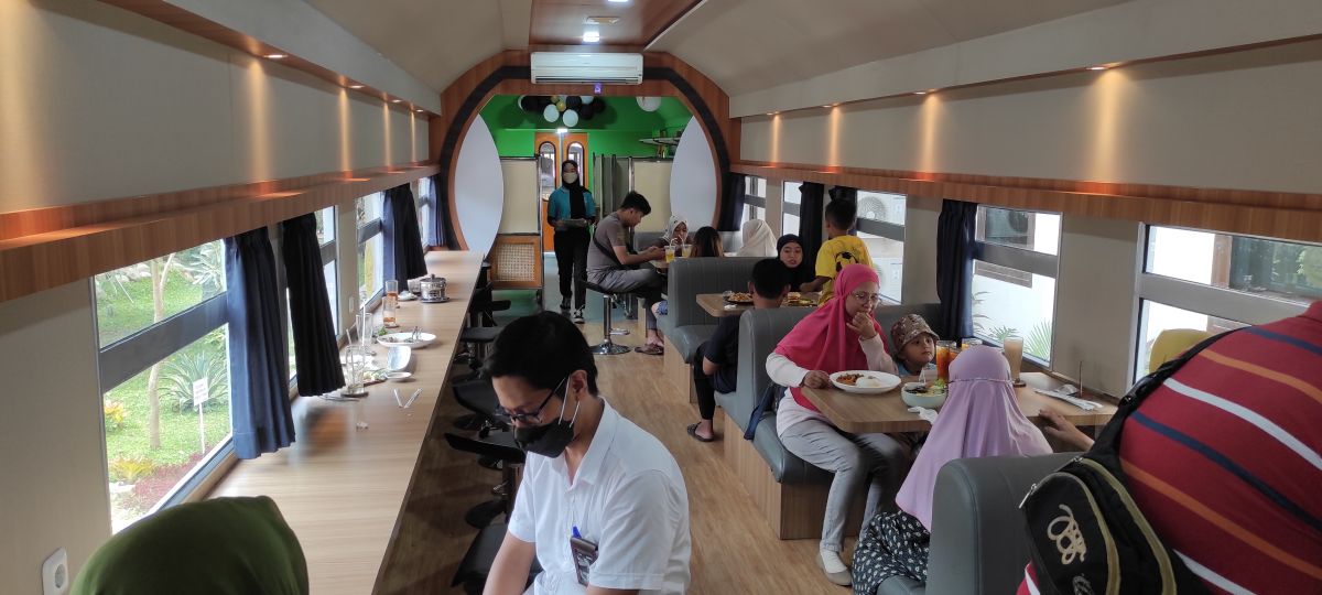 Uniknya Makan Nikmat di Kafe Kereta Pertama Buatan PT INKA