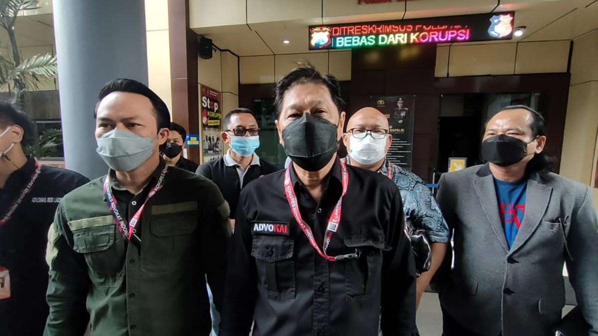 Anggota DPD KAI Jatim melaporkan 2 orang mengaku polisi ke Polda Jatim. (Foto: Sahid for jatimnow.com)