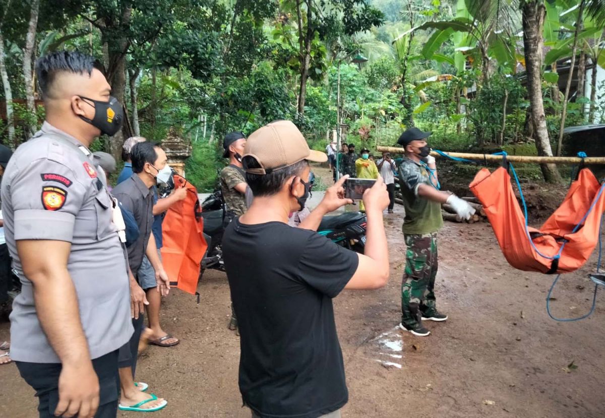 Petugas mengevakuasi jenazah kakek di Pacitan yang ditemukan dalam jurang sedalam 15 meter (Foto: Polres Pacitan/jatimnow.com)