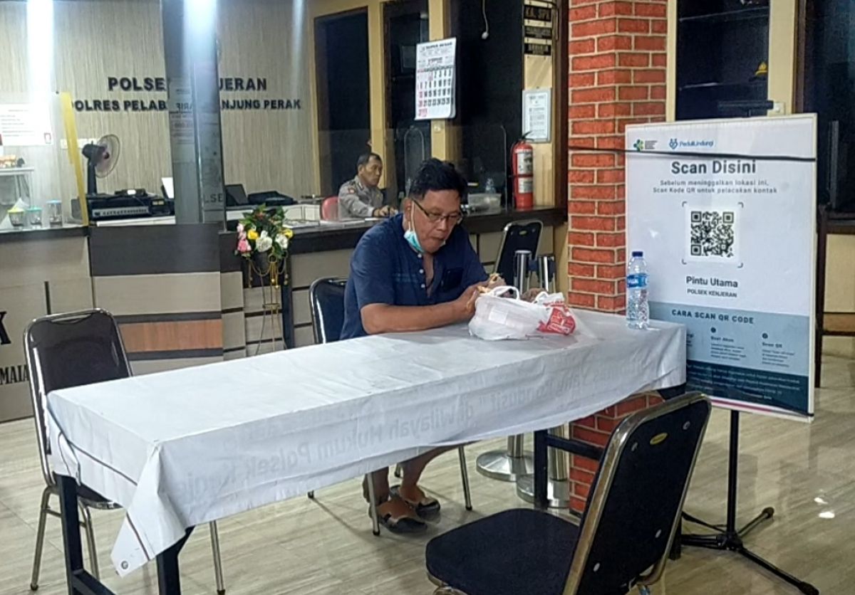 Kakek korban yang sempat dipukuli segerombolan terduga penculik saat melaporkan peristiwa tersebut di Polsek Kenjeran. (Foto: Fahrizal Tito/jatimnow.com)