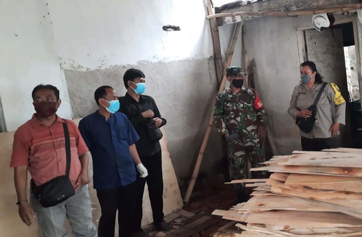 Sejumlah petugas saat berada di lokasi seorang kakek tewas gantung diri di Banyuwangi