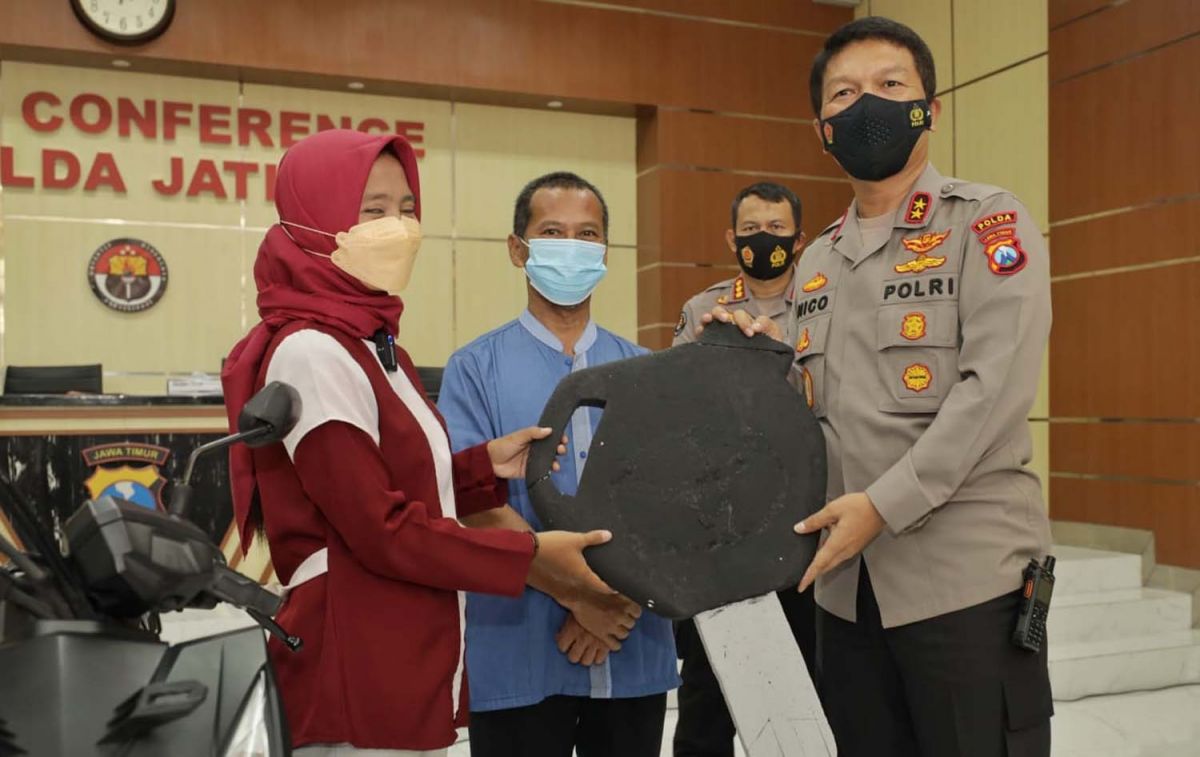Kapolda Jatim, Irjen Pol Nico Afinta menyerahkan motor milik Novi yang sebelumnya hilang dicuri (Foto: Humas Polda Jatim)