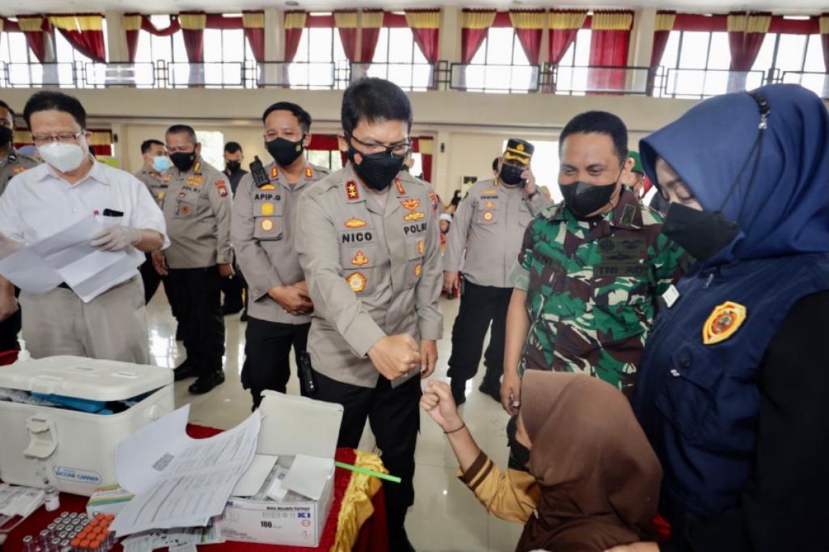 Kapolda Jatim Irjen Pol Dr Nico Afinta saat tinjau vaksinasi di Mojokerto. (Foto: Kasi Humas Polres Mojokerto Kota/jatimnow.com)