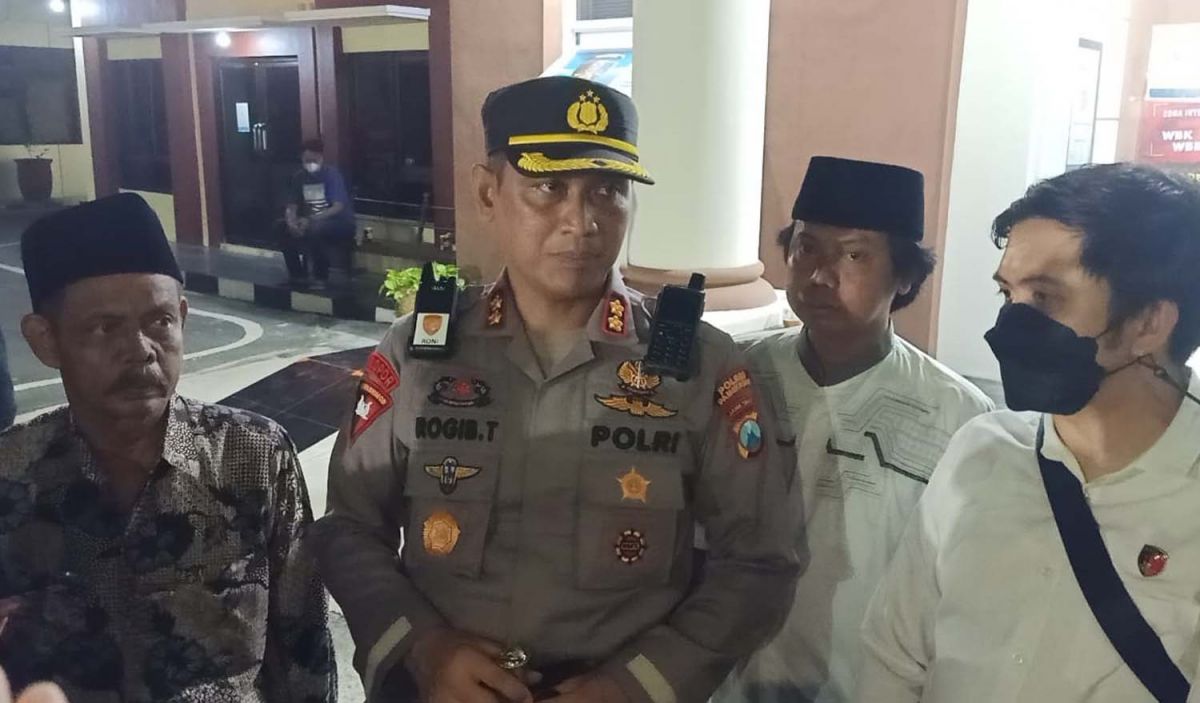 Kapolres Pamekasan, AKBP Rogib Triyanto (dua dari kiri) - (Foto: Dok. Humas Polda Jatim)