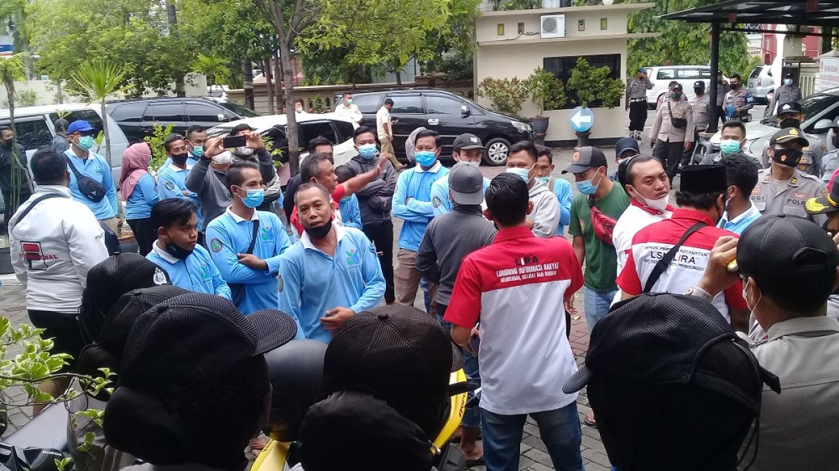 Puluhan Karyawan RSUD dr Mohammad Saleh Kota Probolinggo yang diputus kontrak mendatangi Kantor DPRD Kota setempat. (Foto: Machfud Hidayatulla/jatimnow.com)