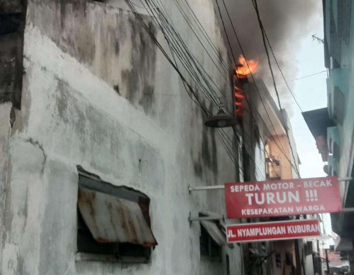 Rumah terbakar di Jalan Nyamplungan X No 70, Ampel, Semampir, Surabaya. (Foto: Info kedaruratan 112/jatimnow.com)