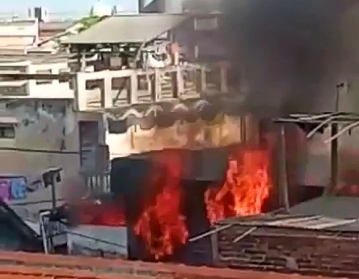 Rumah di Jalan Kupang Gunung Timur, Surabaya terbakar. (Foto: Grup Kedaruratan 112)