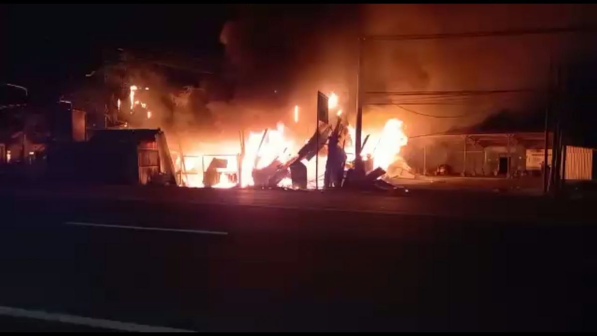 Gudang Plastik dan Kardus di Pasuruan Ludes Terbakar