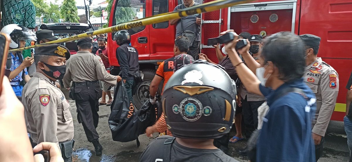 Evakuasi jenazah korban kebakaran di Jalan Sultan Agung Ponorogo. (Foto: Mita Kusuma/jatimnow.com)