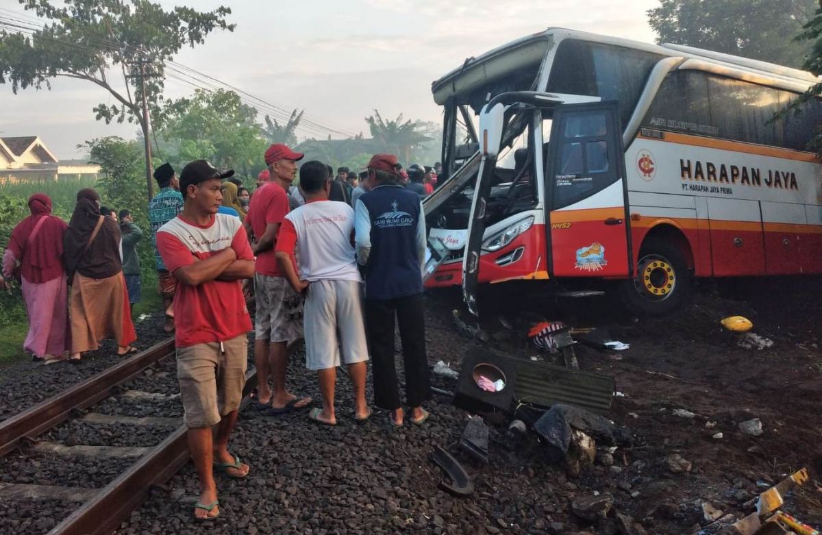 Bus Harapan Jaya ditabrak kereta api di Tulungagung. (Foto: Daop 7 Madiun/jatimnow.com)