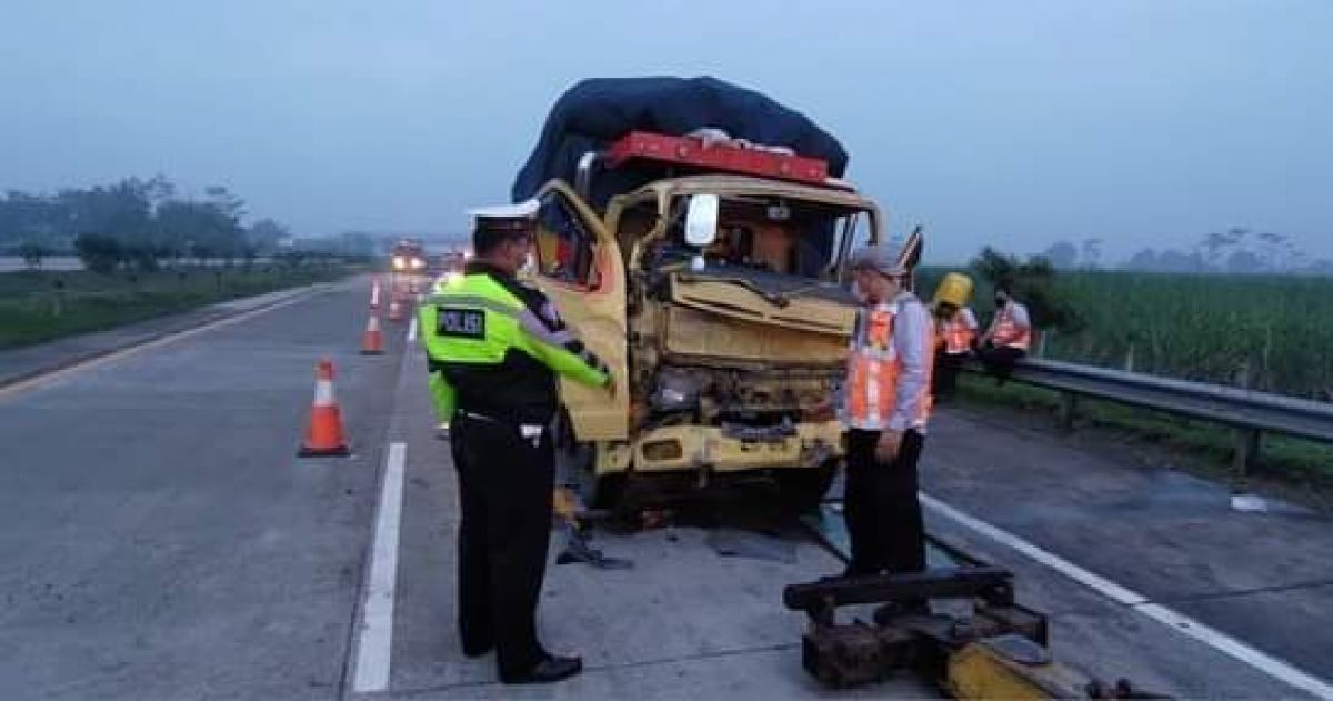 Truk bermuatan kelapa tabrak truk tangki di Tol Jombang-Mojokerto. (Foto: PJR Polda Jatim/jatimnow.com)