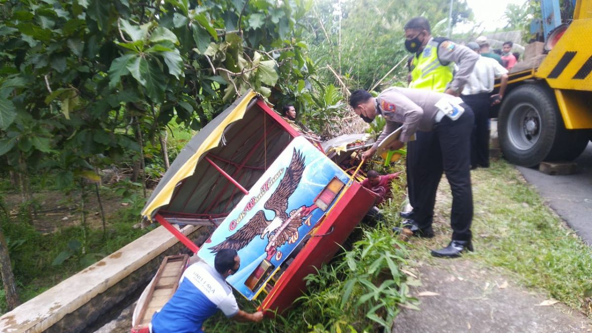 Kereta Kelinci di Madiun Terperosok ke Parit, Korban Tewas Nenek dan Cucunya