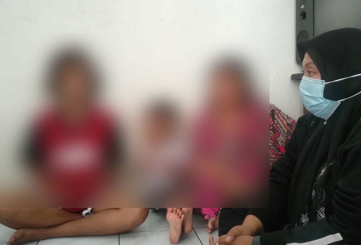 Ketua Komisi D DPRD Surabaya, Khusnul Khotimah (kanan) saat mengunjungi anak 15 tahun korban prostitusi di Rusun Romokalisari (Foto: Ni'am Kurniawan/jatimnow.com)