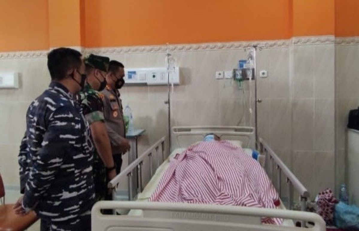 Kapolresta Banyuwangi saat menjenguk Ketua MUI Kecamatan Pesanggaran di rumah sakit.