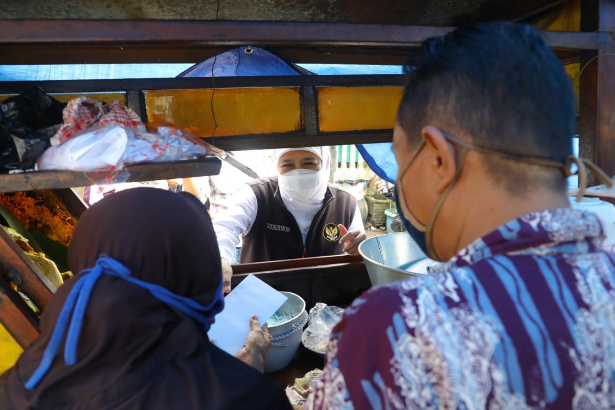 Gubernur Khofifah saat menyalurkan zakat produktif. (Foto: Humas Pemprov Jatim)