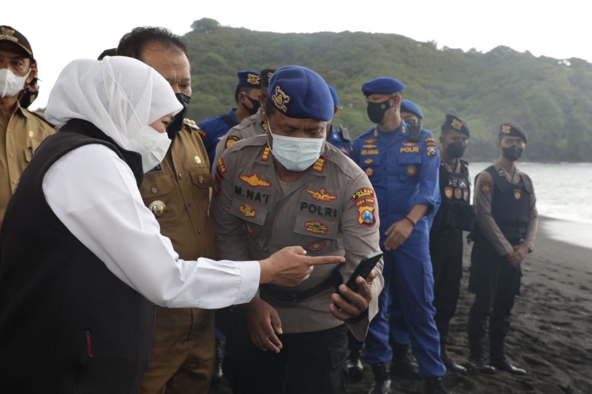 Gubernur Khofifah mendatangi Pantai Payangan Jember. (Foto: Humas Pemprov Jatim)