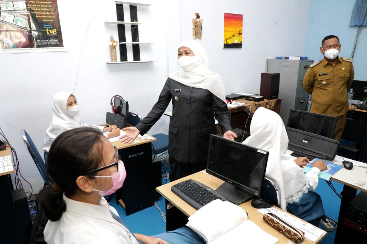 Gubernur Jatim Khofifah Indar Parawansa saat meninjau PTM. (Foto: Humas Pemprov Jatim/jatimnow.com)