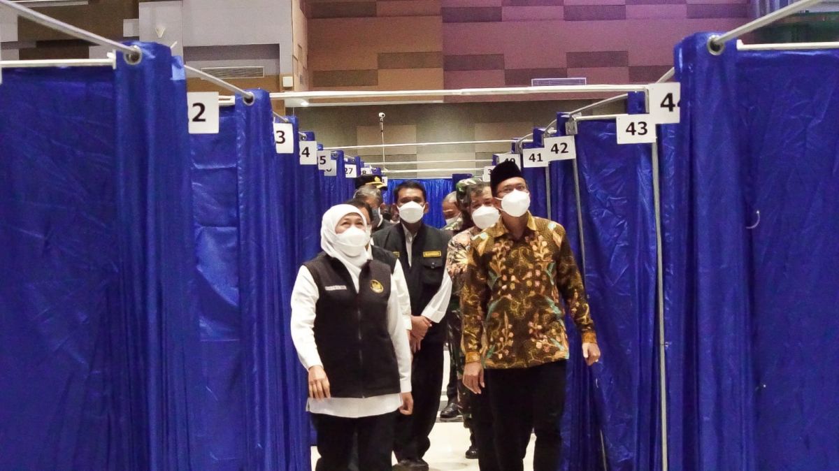 Khofifah saat meninjau RS Lapangan Badan Pengembangan Wilayah Surabaya-Madura (BPWS) sisi Bangkalan dan Mall Pelayanan Publik (MPP) Kabupaten Sidoarjo. (Foto: Humas Pemprov Jatim)