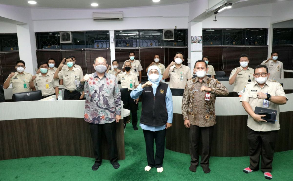 Gubernur Jatim Khofifah Indar Parawansa saat meninjau langsung data Real Time E-Samsat Jatim di Kantor Bapenda Jatim. (Foto: Humas Pemprov/jatimnow.com)