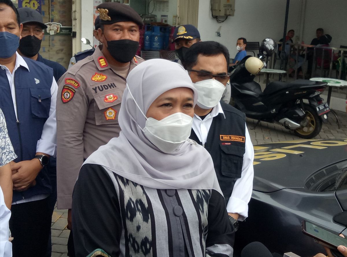 Gubernur Jatim Khofifah Indar Parawansa, usai pasar murah di Pasuruan. (Foto: Moch Rois/jatimnow.com)