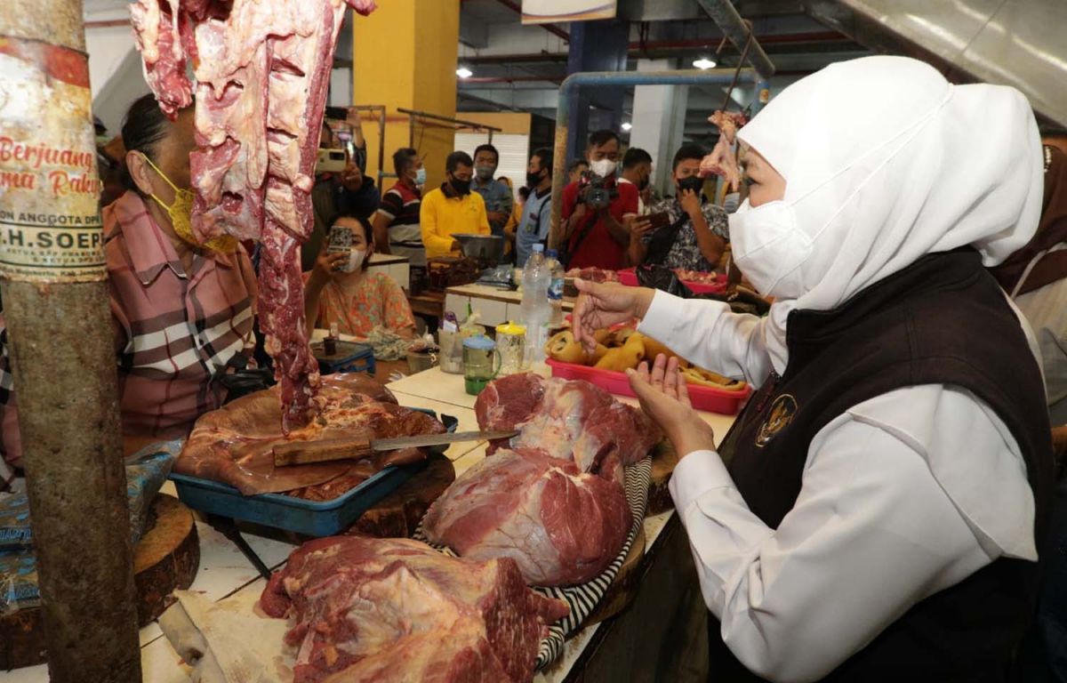 Gubernur Jatim Khofifah Indar Parawansa saat meninjau harga daging sapi di Pasar Besar Kota Madiun (Foto-foto: Humas Pemprov Jatim)