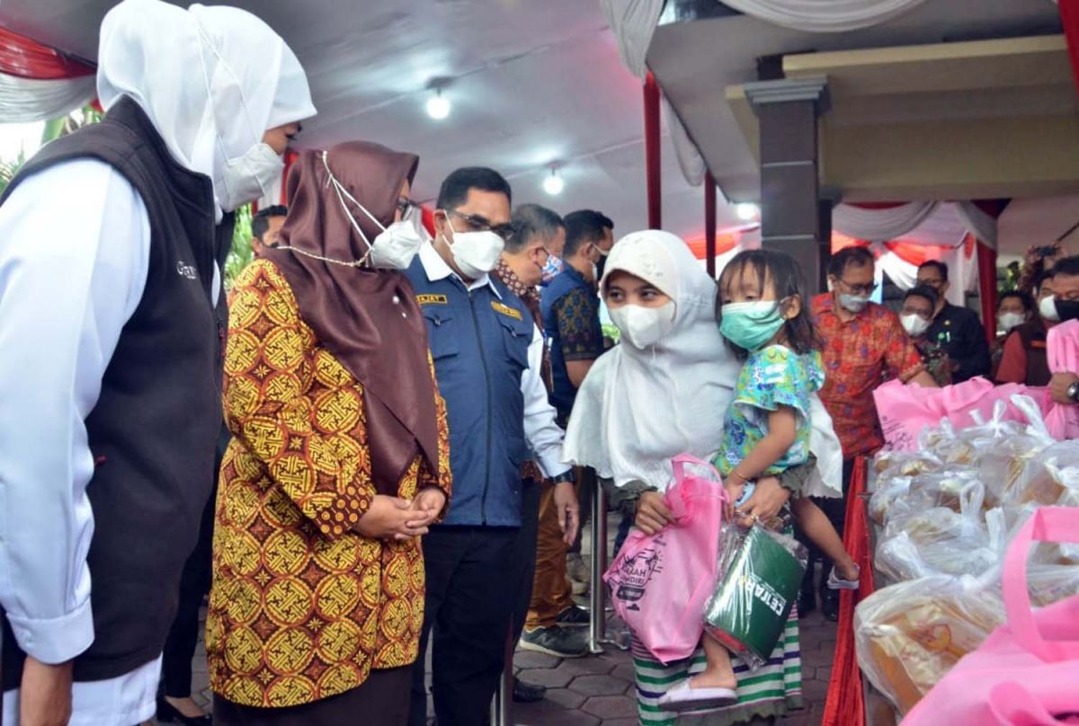 Gubernur Jatim Khofifah Indar Parawansa saat meninjau operasi pasar minyak goreng di Kantor UPT Bapenda Jatim Jalan Panglima Sudirman Gresik (Foto: Humas Pemkab Gresik)