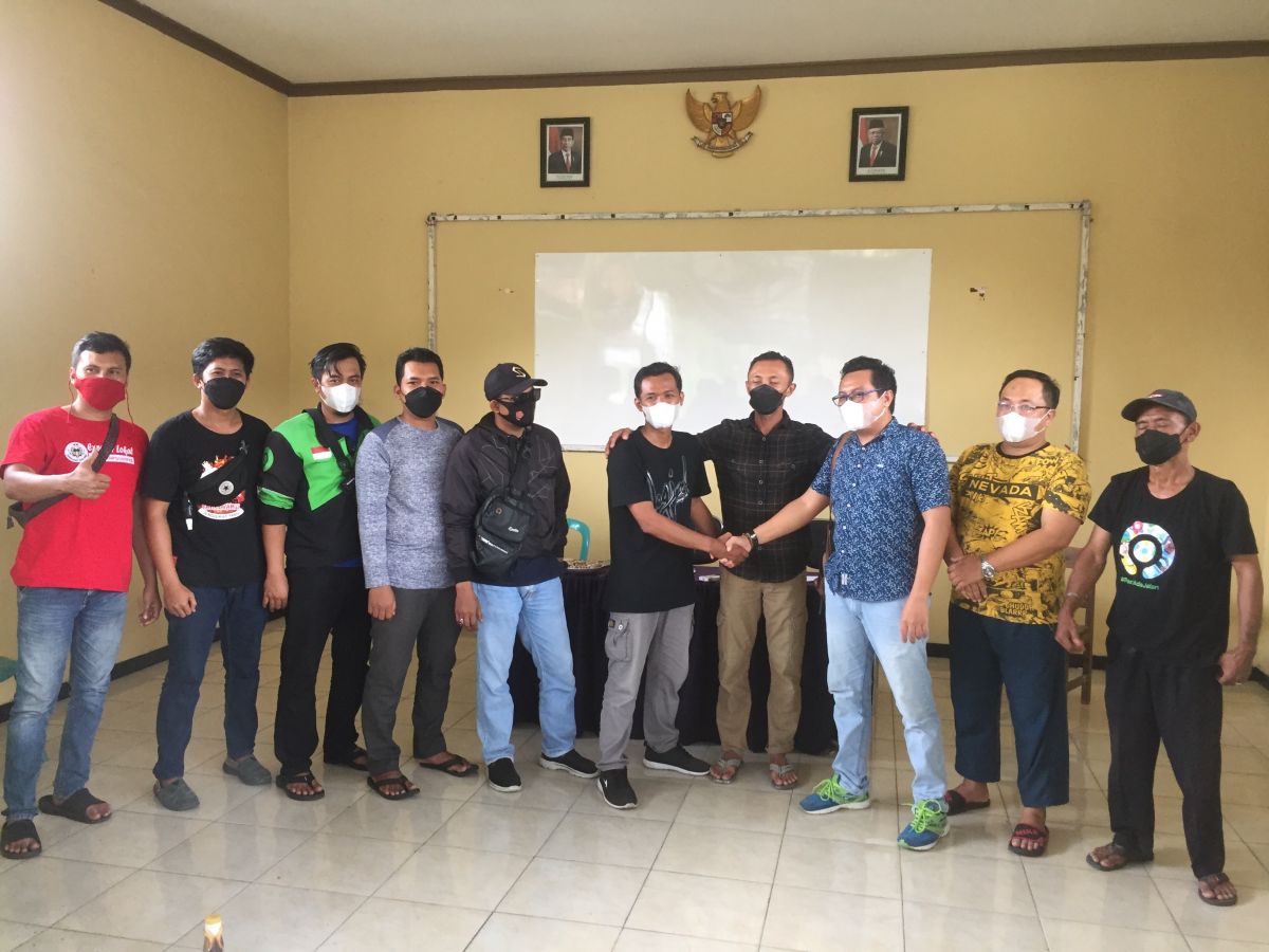 Sunarto meminta maaf kepada driver online di aula Polsek Gambiran. (Foto: Rony Subhan/jatimnow.com)