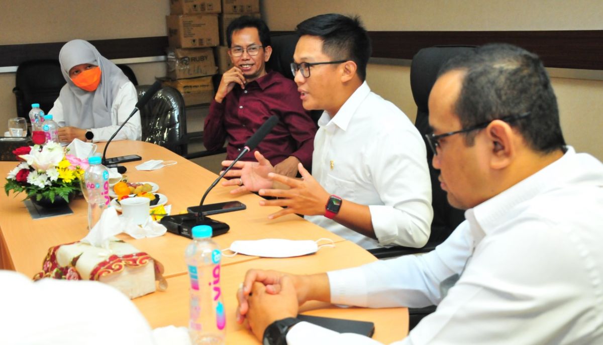 Ketua Umum Kamar Dagang dan Industri (Kadin) Surabaya, Ali Affandi beserta jajaran dan pengurus HIPMI Surabaya melakukan kunjungan kerja ke DPRD Surabaya. (Foto: Kadin Surabaya/jatimnow.com)