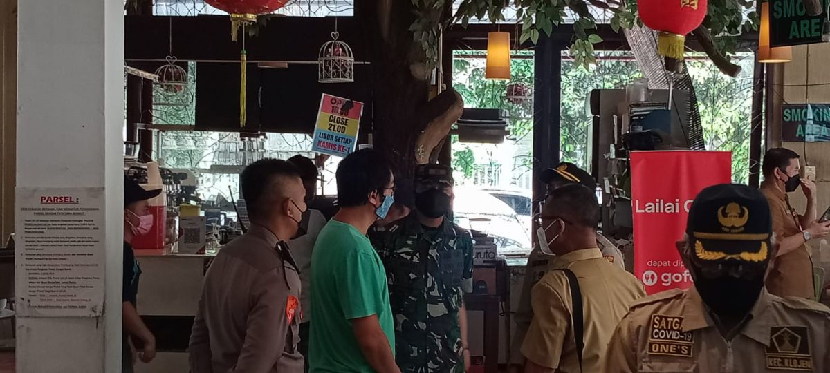 Swalayan Lai Lai yang ditutup akibat wisatawan terindikasi positif  Covid-19 keluyuran. (Foto: Galih Rakasiwi/jatimnow.com)