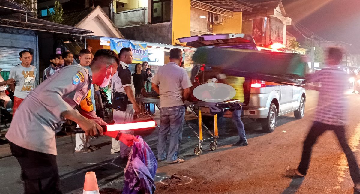 Jenazah korban saat dievakuasi menuju RS Ibnu Sina Gresik (Foto: Sahlul Fahmi/jatimnow.com)