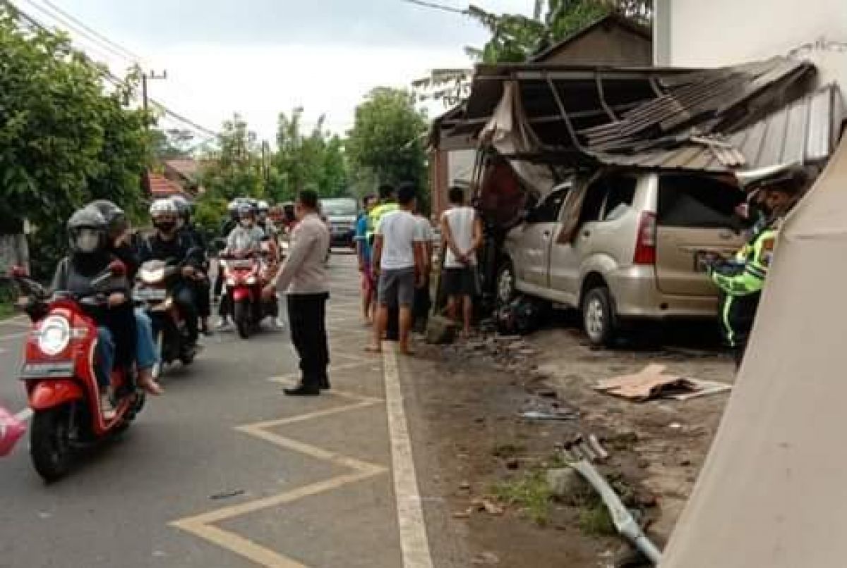 Mobil Avanza yang menabrak pasutri pengendara motor di Malang.
