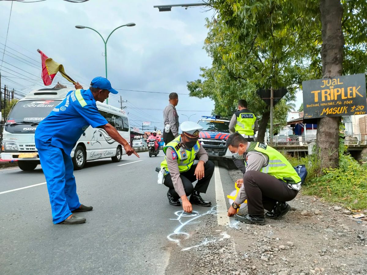 Polisi olah TKP awal di lokasi kejadian tabrak lari. (Foto: Moch Rois/jatimnow.com)