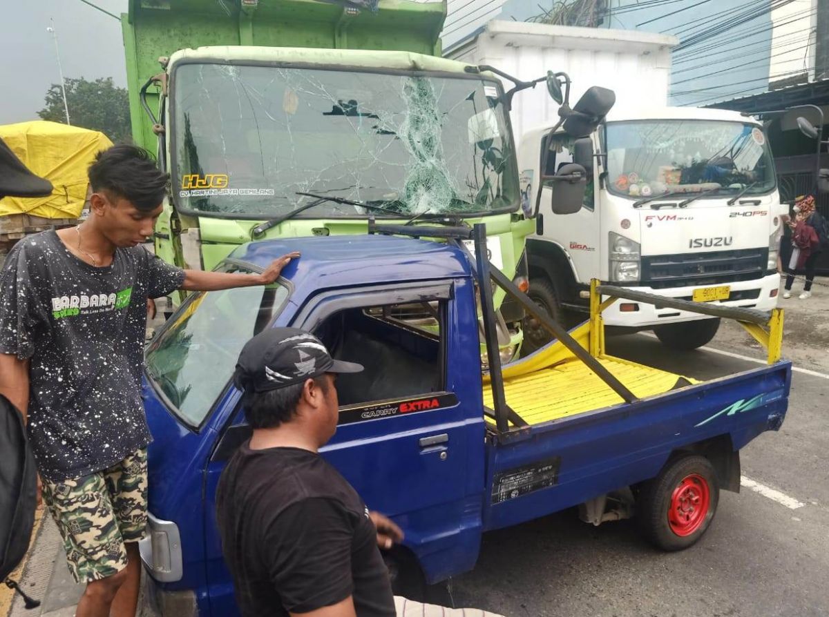 Lima kendaraan terlibat laka beruntun di Pasuruan. (Foto: Satlantas Polres Pasuruan/jatimnow.com)