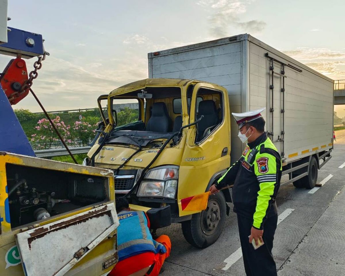 Truk Boks Tabrak Kendaraan Misterius di Tol Pasuruan, 1 Orang Terluka