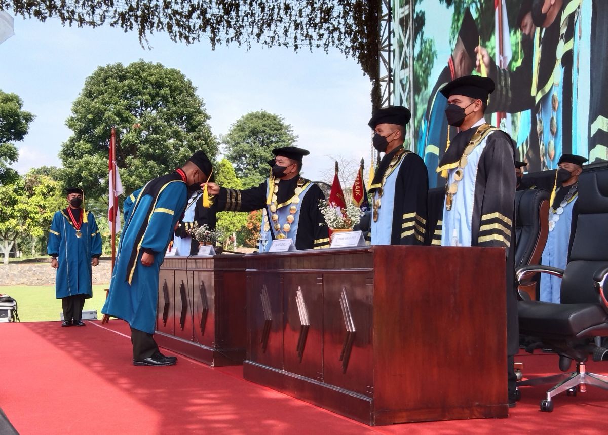 Saat KSAD, Jendral TNI Dudung Abdurachman mewisuda 50 lulusan terbaik Poltekad TNI AD. (Foto: Galih Rakasiwi/Jatimnow.com)