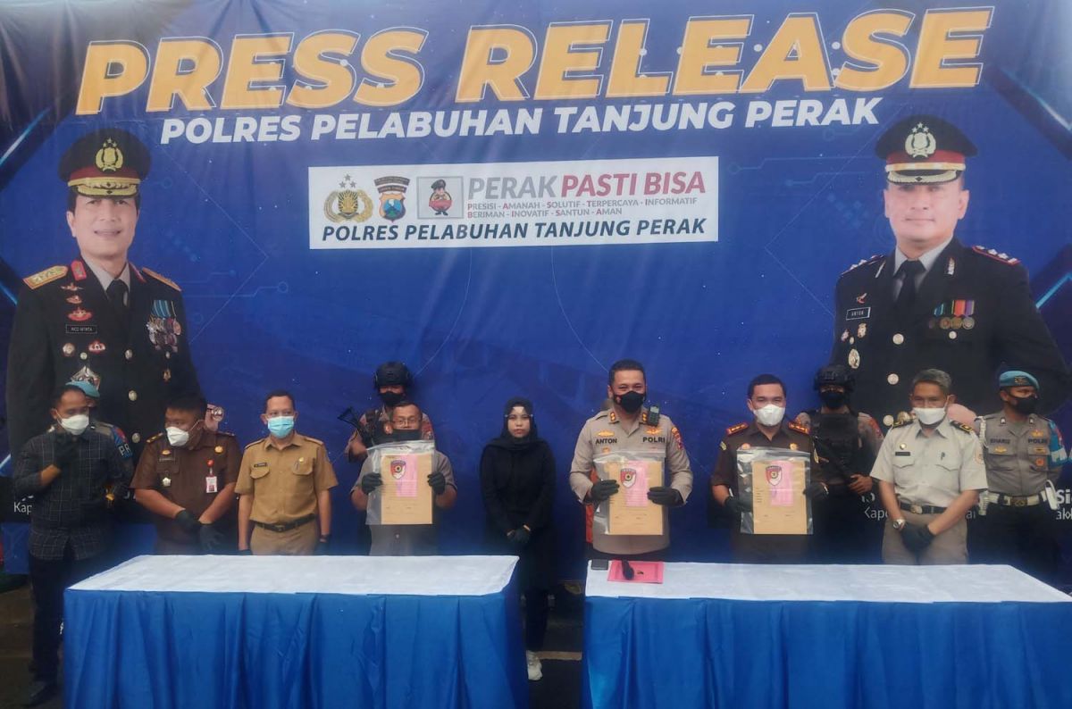 Tersangka dan barang bukti kasus mafia tanah dibeber di Mapolres Pelabuhan Tanjung Perak, Surabaya (Foto: Zain Ahmad/jatimnow.com)