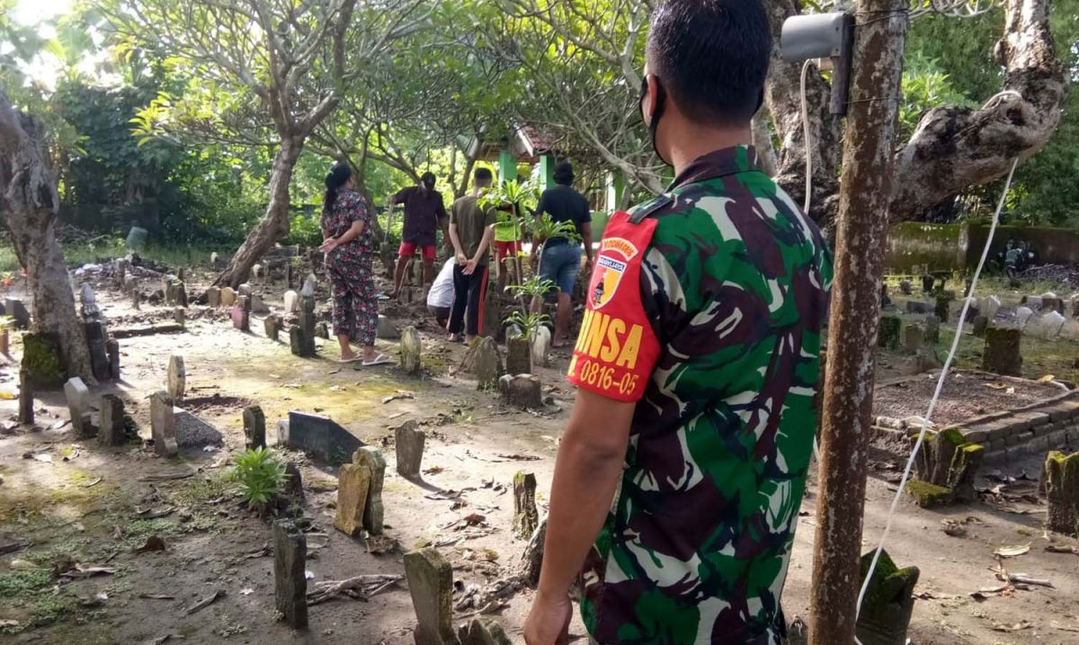 Makam yang dibongkar orang tidak bertanggung jawab (Foto: Warga for jatimnow.com)