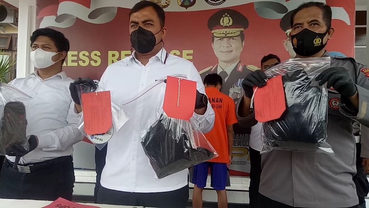 Rilis penangkapan tersangka Dian Eka dan Andrian di Polres Pasuruan. (Foto: Moch. Rois/jatimnow.com)