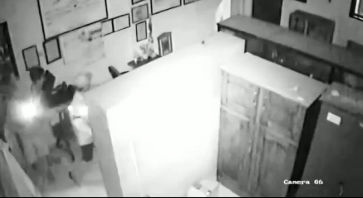 Aksi para pelaku saat masuk di SDN 1 Modong, Tulangan, Kabupaten Sidoarjo. (Foto: Tangkapan layar)