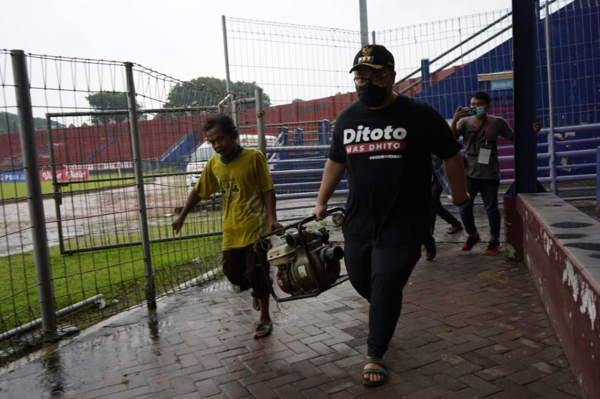 Bupati Kediri mengangkat diesel untuk kuras genangan air di Stadion Brawijaya. (Foto:Humas Pemkab Kediri)