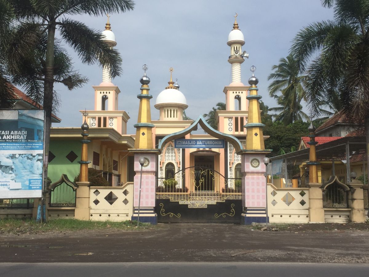 Jamaah masjid Baiturrohim Banyuwangi kehilangan motor saat salat subuh. (Foto: Rony Subhan/jatimnow.com)