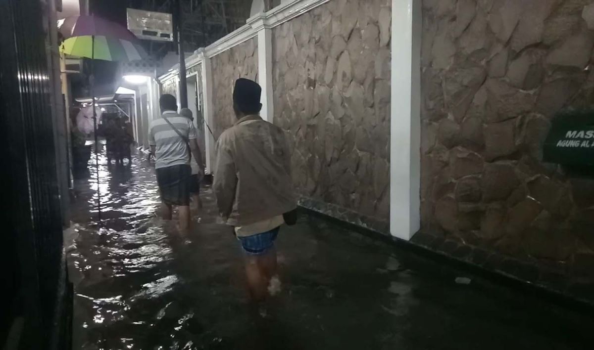 Jalan di sekitar Masjid Jami Al Anwar Kota Pasuruan tergenang banjir (Foto-foto: Moch Rois/jatimnow.com)