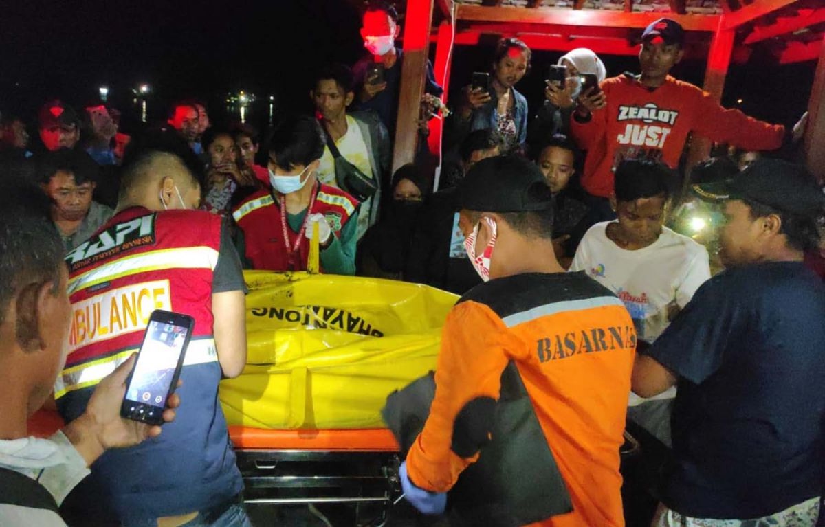 Proses evakuasi mayat misterius yang ditemukan mengambang di Perairan Selat Bali, Banyuwangi