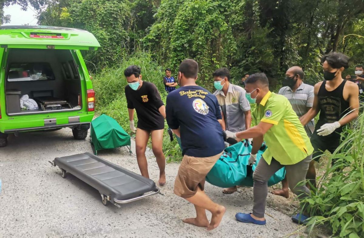 Evakuasi mayat pria misterius yang ditemukan mengambang di Telogo Dowo Gresik