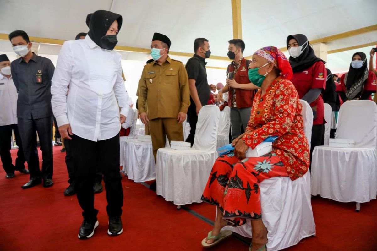 Mensos Tri Rismaharini saat memantau penyaluran BPNT di Kabupaten Pasuruan (Foto: Moch Rois/jatimnow.com)