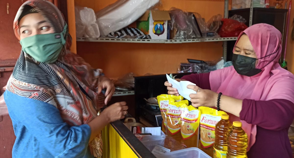 Pembeli minyak goreng di rumah Maya Nika Sari, berdatangan dengan membawa kupon. (Foto-foto: Mita Kusuma/jatimnow.com)