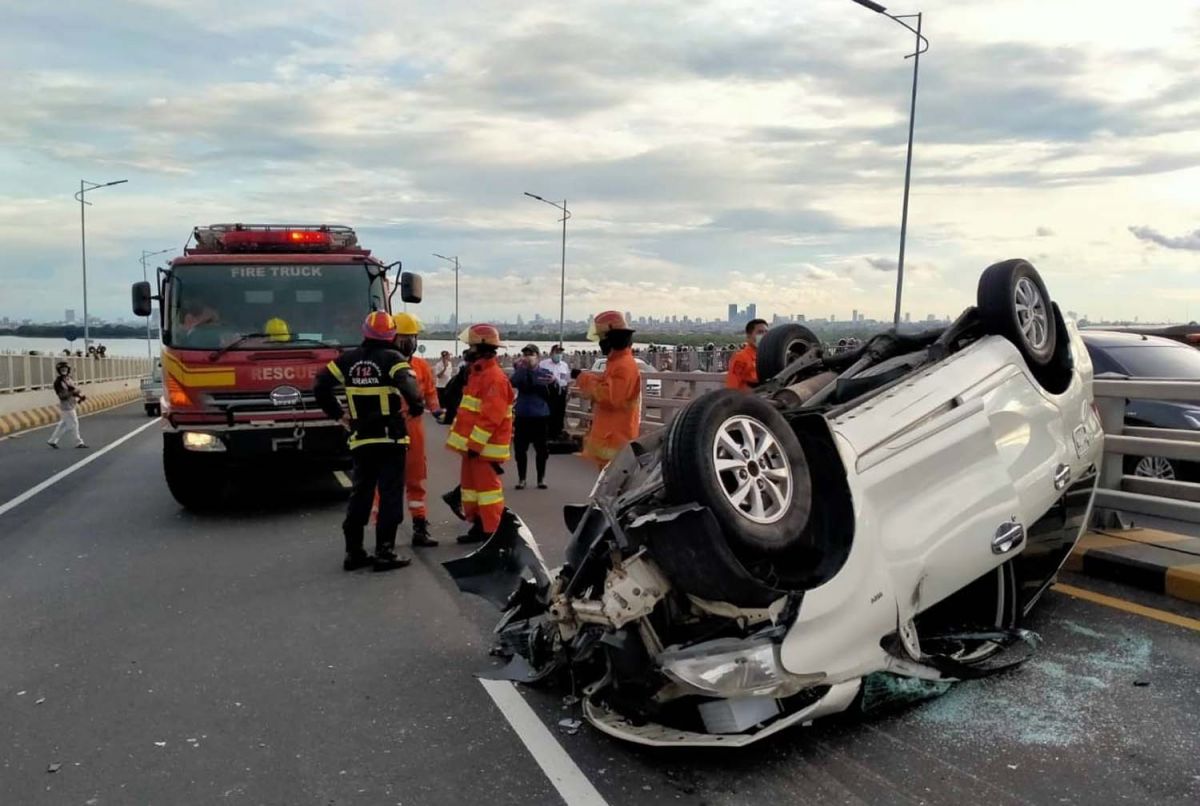 Proses evakuasi mobil Avanza yang terbalik di Jembatan Suramadu (Foto: Dok. Satlantas Polres Pelabuhan Tanjung Perak, Surabaya)